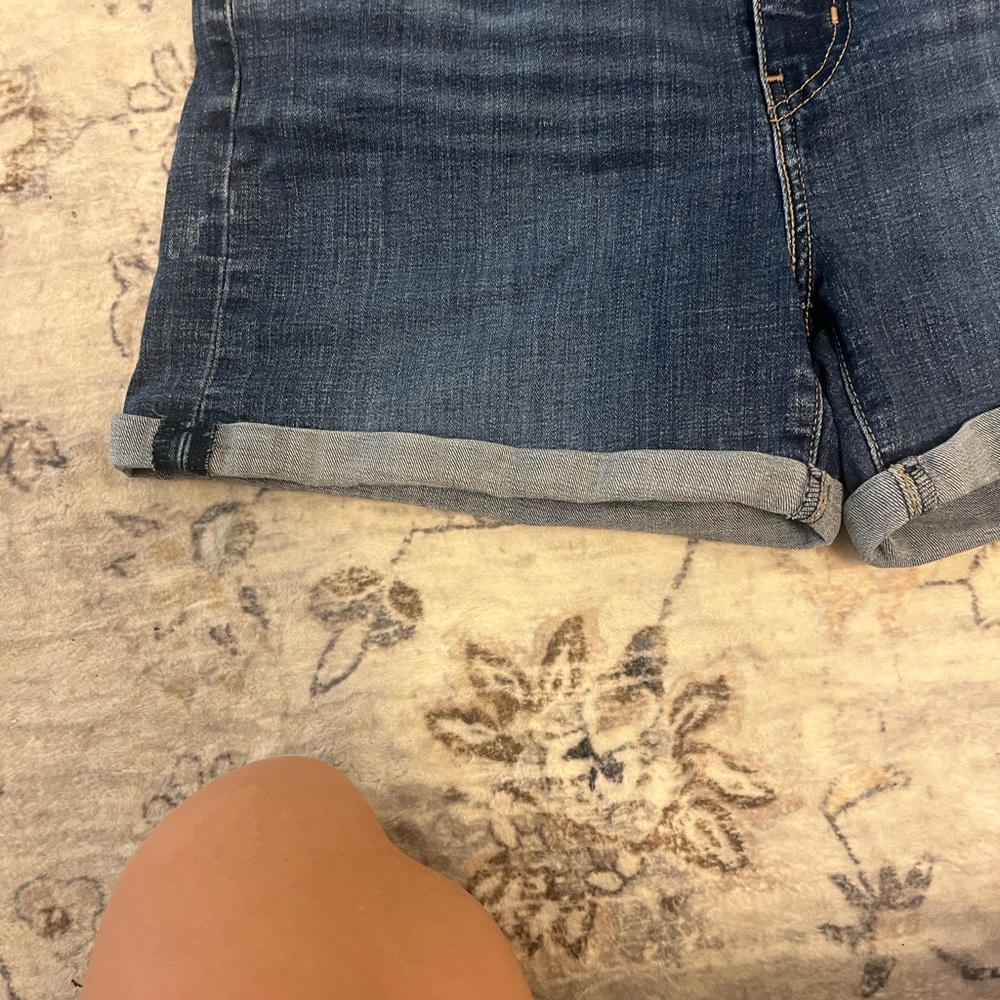 Levi's Women's mid rise Dark Blue Rolled-Hem Denim Shorts - Picture 4 of 7